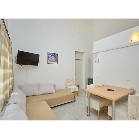 Apartment 1 Bedroom Front In
